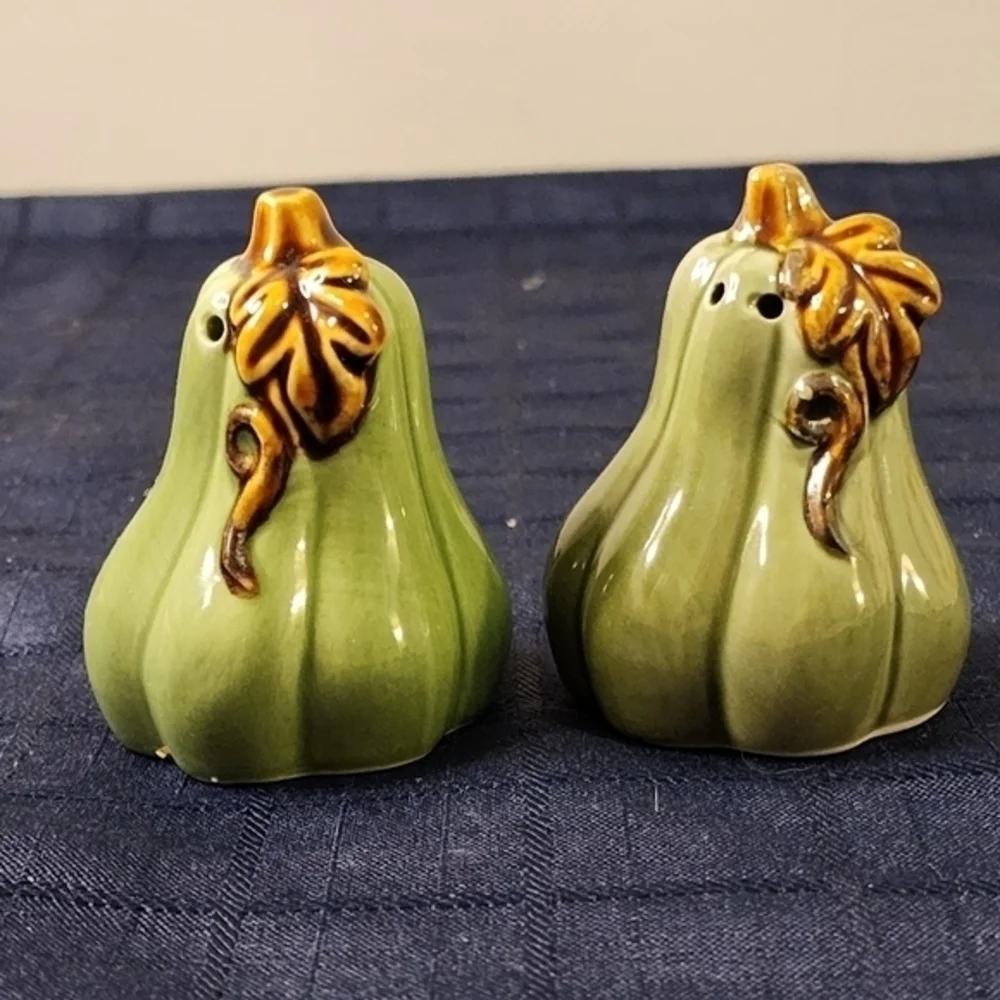 Cracker Barrel Green Pumpkin Salt And Pepper Shakers‎
